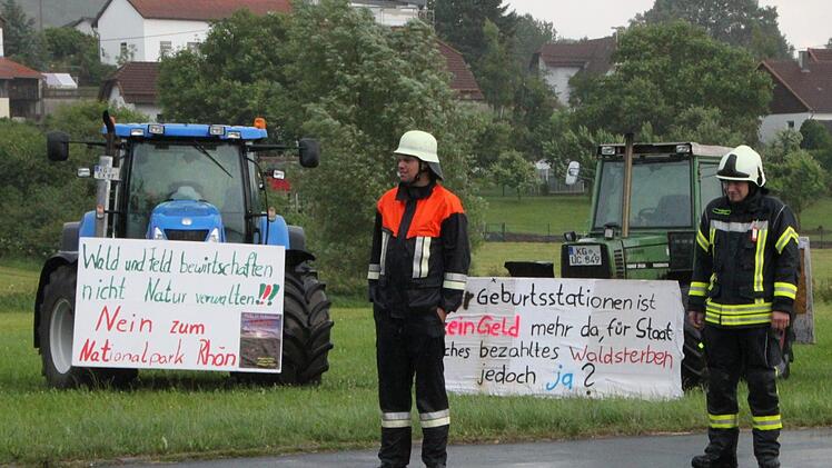 Empfangskomitee: Die Feuerwehr lotste die Besucher zu den Parkplätzen. Traktoren mit Bannern standen als einziges Zeichen des Unmuts am Straßenrand. Eine Demonstration war weder von Gegnern noch von Befürwortern des Nationalparks angemeldet worden. Foto: Ulrike Müller