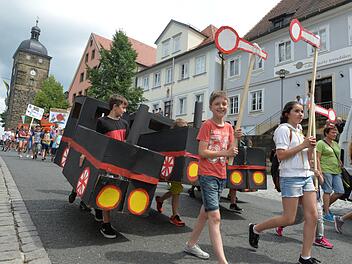 Jim Knopf und Lukas, der Lokomotivführer: Die 5a der Herzog-Otto-Mittelschule erinnerte an die Geschichten von Michael Ende. Foto: Ronald Rinklef