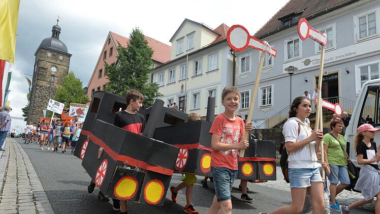 Jim Knopf und Lukas, der Lokomotivführer: Die 5a der Herzog-Otto-Mittelschule erinnerte an die Geschichten von Michael Ende. Foto: Ronald Rinklef