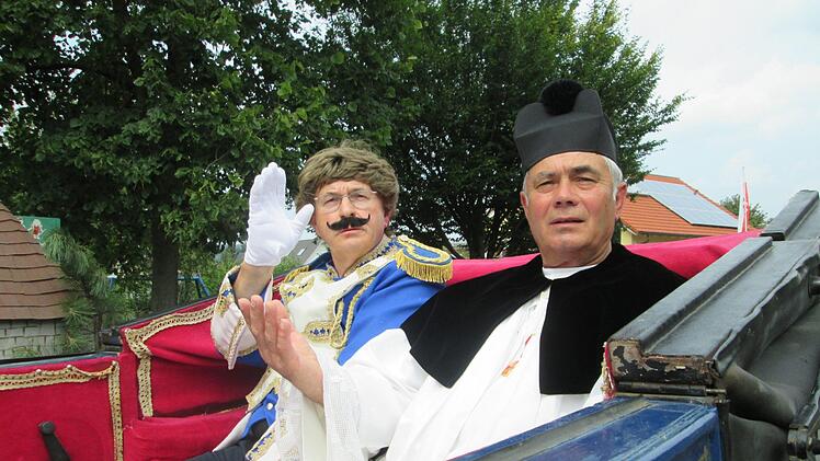 König Ludwig I. (l. Ludwig Deschner) lässt grüßen. Er zeichnete Erhard Bayer (r. Berthold Volpert) aus, der 56 Jahre Pfarrer in Fuchsstadt war. Foto: Winfried Ehling