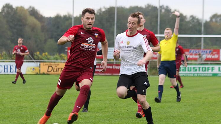 Torschütze Florian Eichinger (li.) im im Duell mit dem Burker Urgestein Alexander Priebusch. Erst per Freistoß brach Buckenhofen das Abwehbollwerk der Burker.