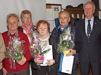 Der stellvertretende Vorsitzende des VdK Seubelsdorf, Bernhard Masloch, und der VdK-Kreisvorsitzende Heinz Wittmann bedankten sich bei Andreas Keller, Rita Schweizer, Ingrid Seiler, Hans Kempf und Gerhard Streng (von rechts) für ihre langjährige Treue. Foto: Alfred Thieret