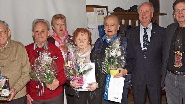 Der stellvertretende Vorsitzende des VdK Seubelsdorf, Bernhard Masloch, und der VdK-Kreisvorsitzende Heinz Wittmann bedankten sich bei Andreas Keller, Rita Schweizer, Ingrid Seiler, Hans Kempf und Gerhard Streng (von rechts) für ihre langjährige Treue. Foto: Alfred Thieret