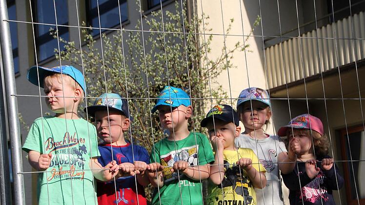 Kleine Zuschauer: Louis (von links), Tom, Mika, Eddy, Hanna und Kiara beobachten das Geschehen auf der Baustelle. Foto: Ulrike Müller