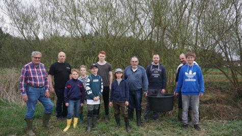 Die Fischerjugend mit Vorstandsmitgliedern Foto: Oliver J&uuml;sten