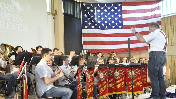 Die Trachtenkapelle des Musikvereines Schondra ist für gehobene Blasmusik bekannt. So auch bei ihrem Mottokonzert zum Thema Amerika, mit dem sie die Zuhörer überraschte.Foto: Peter Klopf