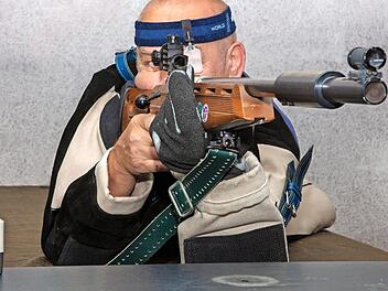 Nicht nur die Aktiven der Michelauer Sportschützen legen es drauf an zu treffen - auch die Michelauer Fotofreunde suchen bei ihren "Shootings" bildstarke Ziele. Fotos: Klaus Gagel