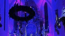 Die Teilnehmer konnten Kerzen mit ihren Gebetsanliegen vor dem Altar abstellen.