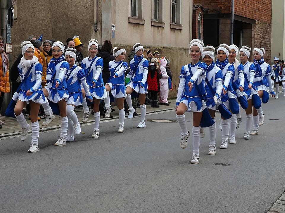Mit vielen Fuß- und Musikgruppen