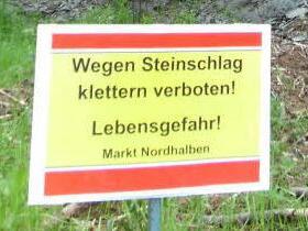 Gut erkennbar steht das Hinweisschild vor dem Steinbruch am Schlossberg. Foto: Susanne Deuerling