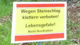Gut erkennbar steht das Hinweisschild vor dem Steinbruch am Schlossberg. Foto: Susanne Deuerling