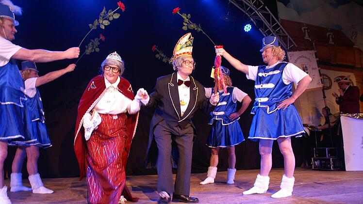Die Dorfraatsch'n aus Meedensdorf ( Gerda Hoffmann und Claudia Gunzelmann) bei ihrem Auftritt als Goldenes Prinzenpaar "Rett'l und Anton".