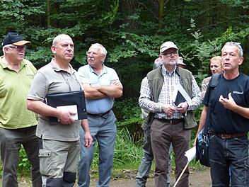 Forstamtsrat Wolfgang Gnannt (rechts) erläuterte Grundsätze bei der Auswahl der sogenannten Zukunftsbäume.  Foto: privat