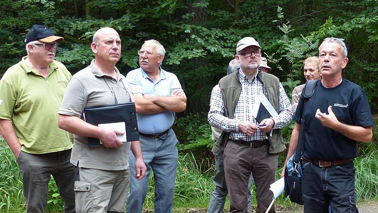 Forstamtsrat Wolfgang Gnannt (rechts) erläuterte Grundsätze bei der Auswahl der sogenannten Zukunftsbäume.  Foto: privat