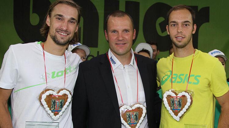 Sieger Ruben Bemelmans (l.) und Finalist Tim Pütz (r.) nahmen Turnierdirektor Marcus Slany bei der Siegerehrung in die Mitte.
