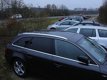 Voll belegt ist in der Regel der Pendlerparkplatz an der B 470 und der Autobahnauffahrt zur A 3 bei Gremsdorf. Er soll ab 2017 auch Busfahrern zur Verfügung stehen, wenn der ÖPNV sein Angebot ausweitet. Foto: Barbara Herbst