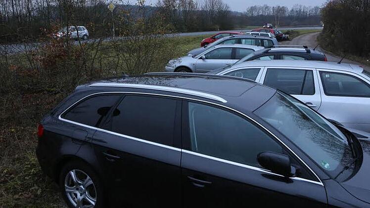 Voll belegt ist in der Regel der Pendlerparkplatz an der B 470 und der Autobahnauffahrt zur A 3 bei Gremsdorf. Er soll ab 2017 auch Busfahrern zur Verfügung stehen, wenn der ÖPNV sein Angebot ausweitet. Foto: Barbara Herbst