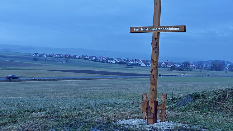 Am geplanten Standort bei Meeder hat die Interessengemeinschaft zur Verhinderung des Verkehrslandeplatzes ein Holzkreuz errichten lassen. Mit dem Mahnmal soll ein Zeichen für die Schöpfung und gegen das Flugplatz-Projekt gesetzt werden. Foto: Gabi Arnold