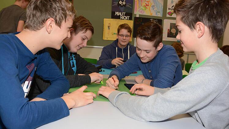"Bunt statt blau": Kulmbacher Realschüler gestalten Wettbewerbs-Plakate. Foto: Dagmar Besand