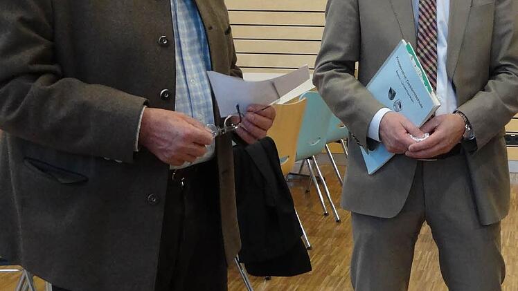 Vorsitzender Jörg Röder hatte Landrat Wilhelm Schneider zu einem Gesprächskreis eingeladen. Wilhelm Schneider ist gern an seine alte Schule zurückgekommen und freute sich über den Jahresbericht aus dem Jahr 1978 - seinem Abiturjahr - , den ihm Röder (links) überreichte.Foto: Johanna Eckert