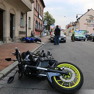 Motorradfahrschüler prallt in Bamberg gegen Stromkasten