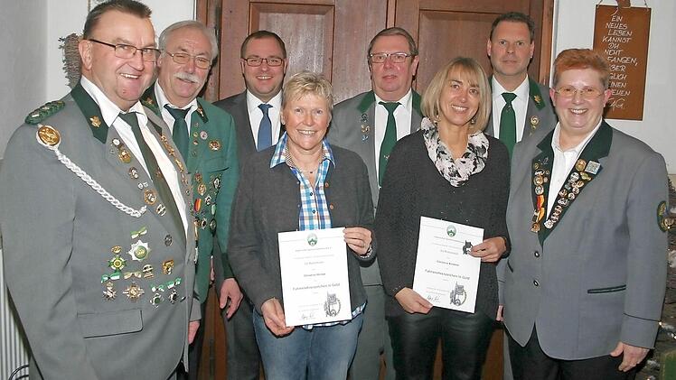 Ehrungen gab es bei der Hauptversammlung der Schützengesellschaft Rottenbach für langjährige Mitglieder: Wolfgang Heinze, Hans-Georg Rebhan, Sebastian Straubel, Christine Heinze, Horst Menzel, Christine Kirstner, Volker Otto und Renate Schramm (von links). Foto: Martin Rebhan