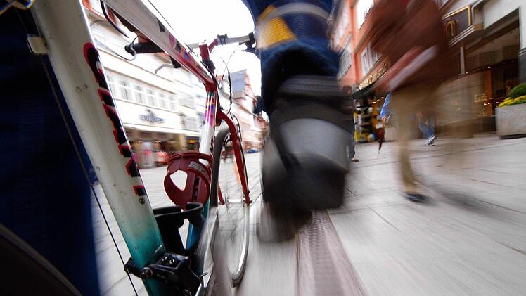 Ein Fahrradfahrer ist am Sonntag in Nürnberg gestürzt. Er schwebt zurzeit in Lebensgefahr. Symbolfoto: Christoph Winter