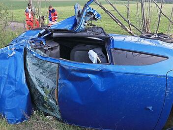 Völlig zerstört wurde der Seat bei dem Unfall auf der Maintalautobahn. Der junge Fahrer erlitt schwere Verletzungen und kam per Hubschrauber in eine Klinik.  Foto: News5/Ferdinand Merzbach