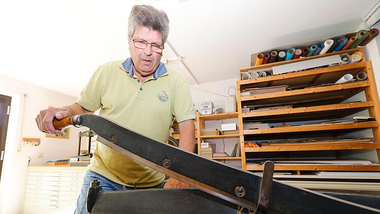 Zu Besuch bei Buchbinder Hermann Ehreiser im Ködnitzer Ortsteil Fölschnitz  Foto: Matthias Hoch