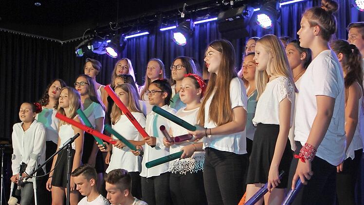 Der Schulchor gestaltete die Feier der Wallburg-Realschule Eltmann musikalisch mit.  Fotos: Günther Geiling