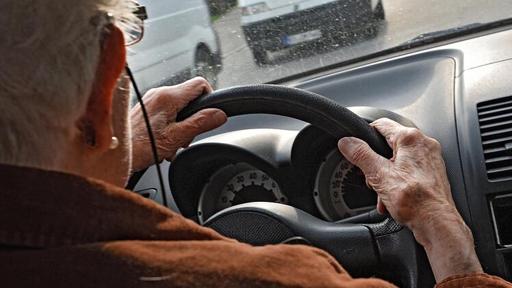 Desorientiert und unterkühlt hat ein Mann einen 82-Jährigen neben seinem Auto auf einem Feld bei Wartmannsroth gefunden. Hinter dem Senior lag eine Odyssee. Symbolbild: dpa