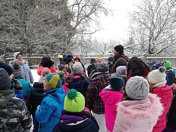 Viele Informationen über heimische Wildtiere und ihre  Überwinterungsstrategien lernten die Schüler, die an der Sternwanderung   der Umweltbildungsteams des UNESCO-Biosphärenreservat Rhön teilgenommen  haben.  Foto: Marion Eckert