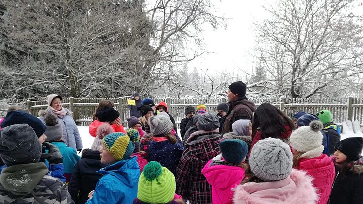 Viele Informationen über heimische Wildtiere und ihre  Überwinterungsstrategien lernten die Schüler, die an der Sternwanderung   der Umweltbildungsteams des UNESCO-Biosphärenreservat Rhön teilgenommen  haben.  Foto: Marion Eckert