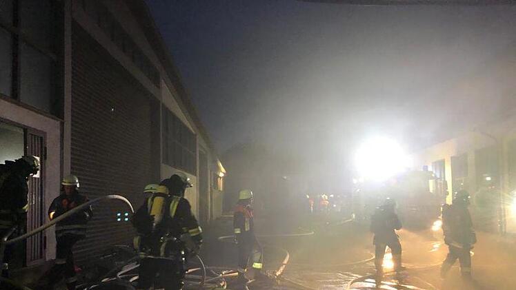 Einen  "Brand" in der Produktionshalle der Firma Heckelmann in Waldfenster  galt es zu bek&auml;mpfen. Foto: Thomas Straub