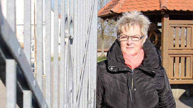 Das Tor muss vorerst zu bleiben, obwohl gerade in neue Fremdenzimmer investiert wird:   Gerda Beßler, Seniorchefin der Gaststätte Lauberberg, und Vertreterin des Gastro-Verbands  Foto: Christian Bauriedel