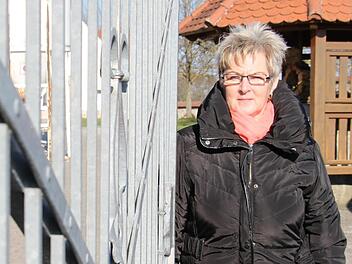 Das Tor muss vorerst zu bleiben, obwohl gerade in neue Fremdenzimmer investiert wird:   Gerda Beßler, Seniorchefin der Gaststätte Lauberberg, und Vertreterin des Gastro-Verbands  Foto: Christian Bauriedel