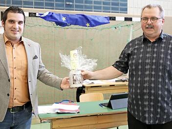 Bürgermeister Maximilian Neeb (links) verabschiedet Brauer Reiner Krippner in der Stadtratssitzung.