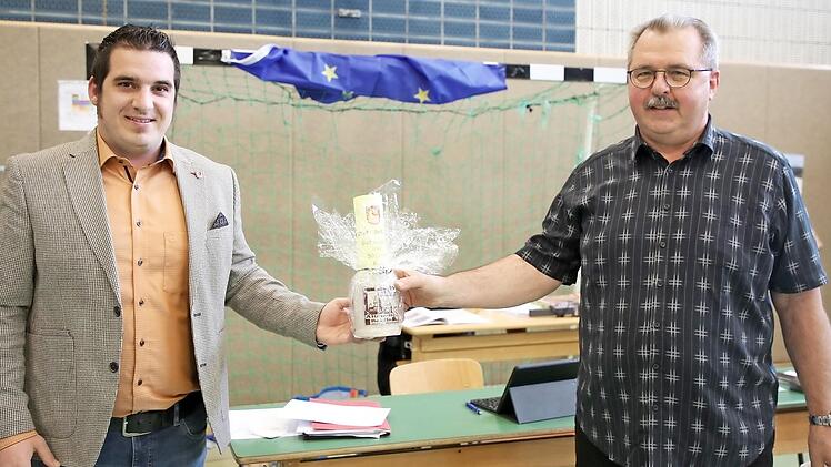 Bürgermeister Maximilian Neeb (links) verabschiedet Brauer Reiner Krippner in der Stadtratssitzung.