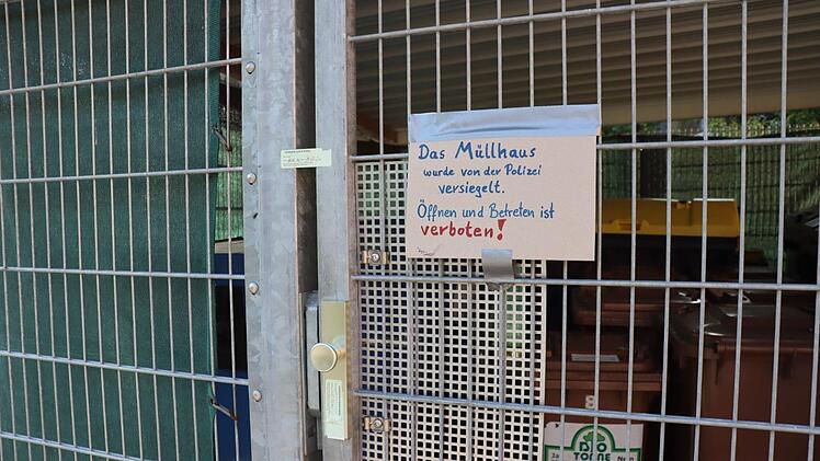 Das Müllhaus ist Sperrgebiet. Nach dem schrecklichen Fund darf es nicht mehr betreten werden.