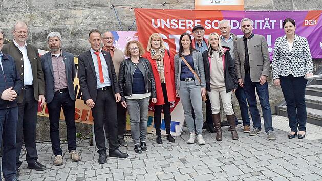 Zum DGB-Arbeitnehmerempfang am 1. Mai in Kronach kamen viele Ehrengäste: von links: Landrat Klaus Löffler, Pfarrer Thomas Teuchgräber, Betriebsseelsorger Thomas Reich, Mathias Eckardt (DGB- Regionsgeschäftsführer Oberfranken); von rechts: Bürgermeisterin Angela Hofmann, Wolfgang Schmitt (DGB- Kreisvorsitzender).