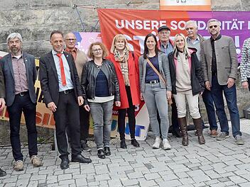 Zum DGB-Arbeitnehmerempfang am 1. Mai in Kronach kamen viele Ehrengäste: von links: Landrat Klaus Löffler, Pfarrer Thomas Teuchgräber, Betriebsseelsorger Thomas Reich, Mathias Eckardt (DGB- Regionsgeschäftsführer Oberfranken); von rechts: Bürgermeisterin Angela Hofmann, Wolfgang Schmitt (DGB- Kreisvorsitzender).