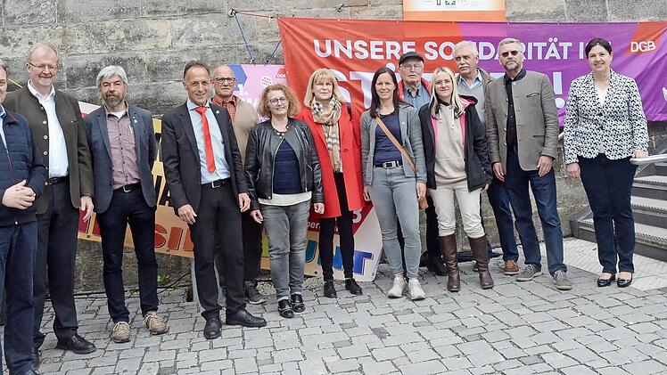 Zum DGB-Arbeitnehmerempfang am 1. Mai in Kronach kamen viele Ehrengäste: von links: Landrat Klaus Löffler, Pfarrer Thomas Teuchgräber, Betriebsseelsorger Thomas Reich, Mathias Eckardt (DGB- Regionsgeschäftsführer Oberfranken); von rechts: Bürgermeisterin Angela Hofmann, Wolfgang Schmitt (DGB- Kreisvorsitzender).