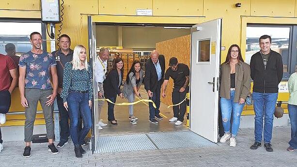 Der Zustellstützpunkt in Höchstadt ist eröffnet worden (in der Tür v. l.): Sascha Weigl (Abteilungsleiter Auslieferung Brief, Deutsche Post/DHL), Monika Hohner (Betriebschefin Erlangen und Umgebung), Simone Hilarius (stellvertretende Standortleite...