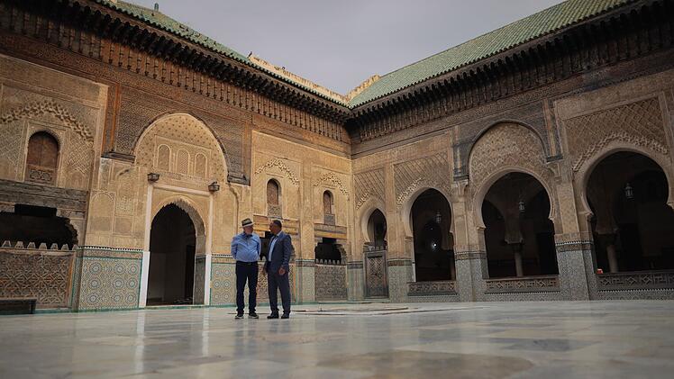 Harald Lesch (links) spricht mit Hassane Darhmaoui in der Bou-Inania-Madrasa, einer im 14. Jahrhundert gegr&uuml;ndeten islamischen Hochschule in der Altstadt von F&egrave;s (Marokko).