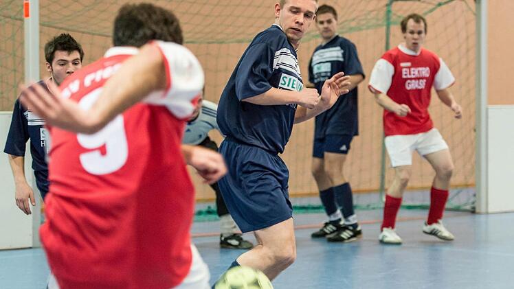 Der Pressecker Serkan Avci zieht ab, im blauen Trikot der Marktleugaster Oliver Turbanisch.