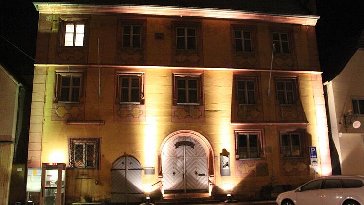 Ein Lichtlein brennt links oben noch. Ansonsten nur von außen beleuchtet: Das Weismainer Rathaus.