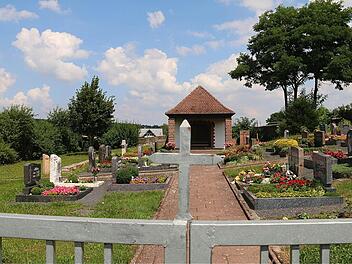 Das Dach des Leichenhauses im Friedhof Waizenbach soll erneuert werden. Foto: Gerd Schaar