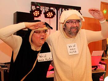 Zwei arme Schäflein suchen ihren Hirten, der in Uganda weilt.  Foto: jb