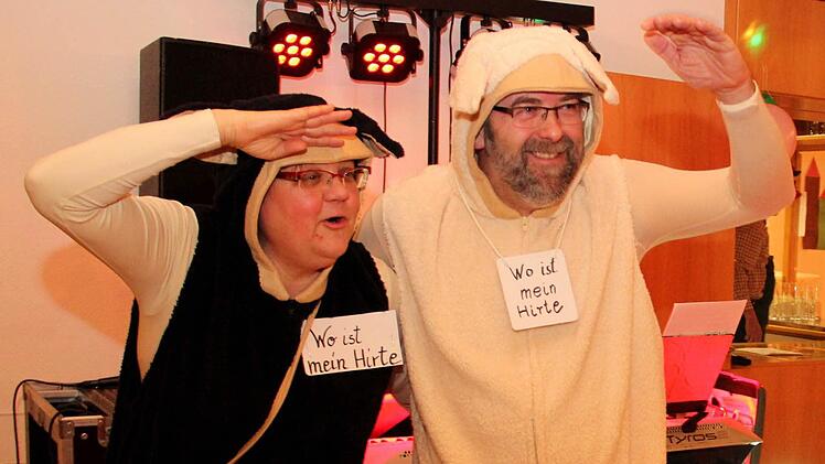 Zwei arme Schäflein suchen ihren Hirten, der in Uganda weilt.  Foto: jb