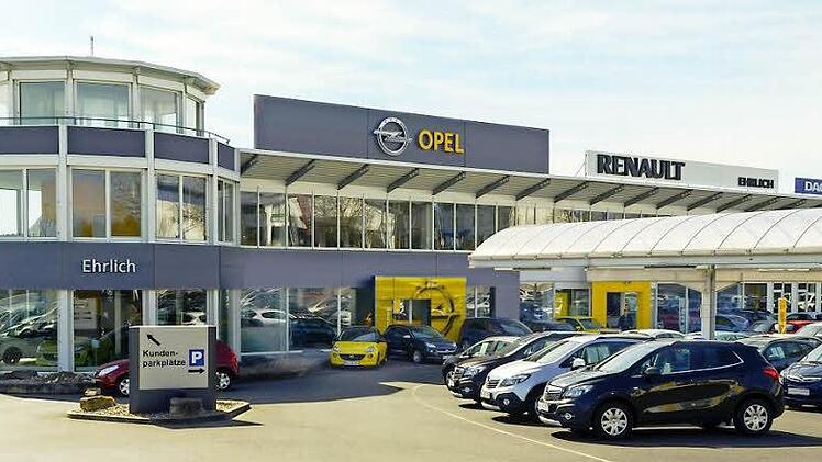 Die Familie Ehrlich und ihr Team haben im Autohaus in Würzburg die Marken Renault, Opel und Dacia vereint.  Fotos: Lothar Hausstein